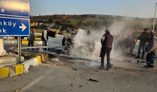 İzmir’de araç takla attı: 2 kişi sağ çıkarıldı!