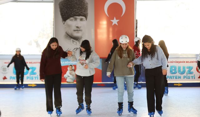 Muğla’da Yeni Yıl Coşkusu Buz Paten Pistiyle Başladı