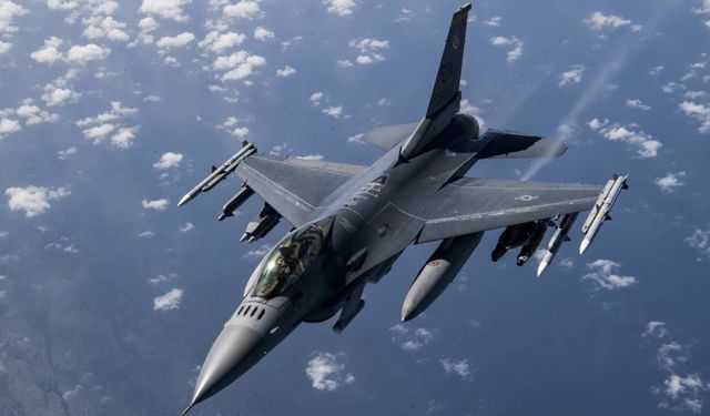ABD’de F-16 gösteri uçağı düştü
