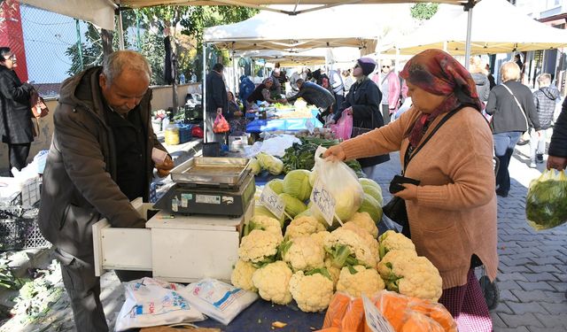 Kuşadası Yerel Üretici Sergisi kış sebze ve meyveleriyle doldu