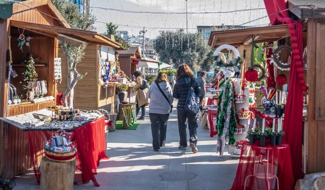 Yeni yılın renkleri Kuşadası yılbaşı pazarı’nda