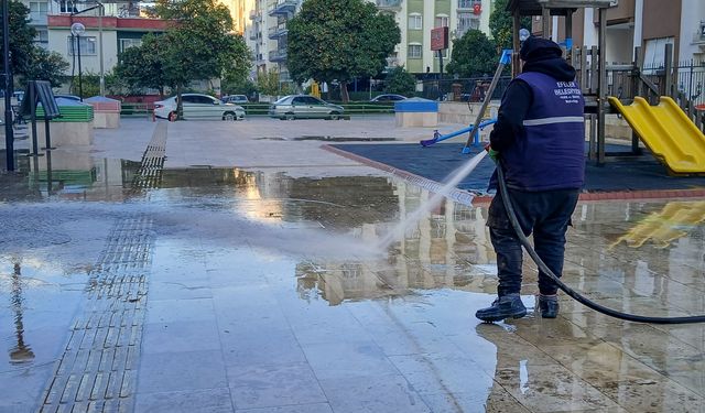 Efeler’de çocuk parklarında temizlik seferberliği