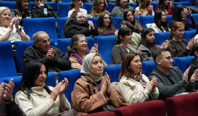 Doğaçlama Tiyatro Turgutlu'da kahkaha dolu anlar yaşattı