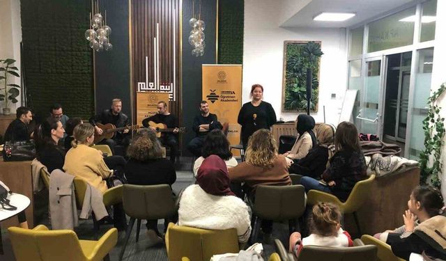 Öğretmenler hem çaldı, hem söyledi