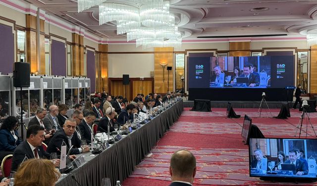 Başkan Aras B40 Zirvesi’nde Kültür, Turizm ve Yerel Demokrasiyi anlattı