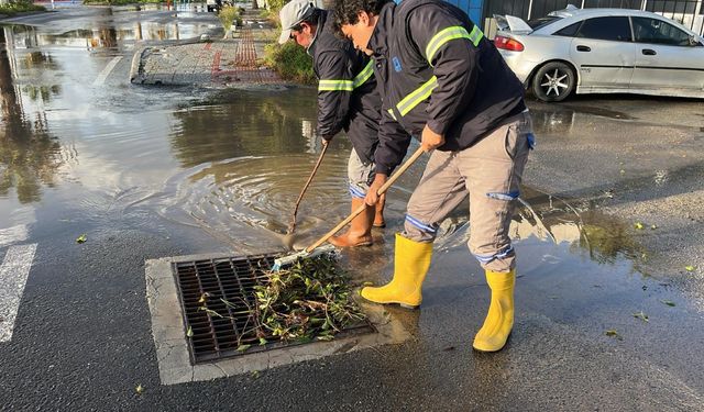 Belediye ekiplerinden fırtına ve yağış mesaisi