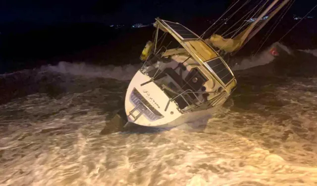 Fırtına milyonluk tekneyi karaya sürükledi