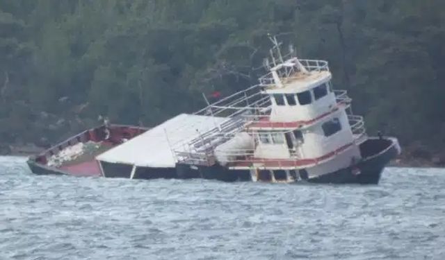 Kuvvetli lodos Balıkesir’de feribotu karaya sürükledi