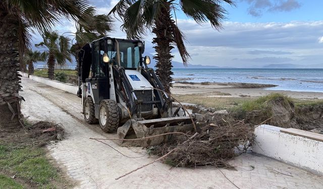 Kuşadası Belediyesi sağanak yağışın izlerini temizlemeye devam ediyor