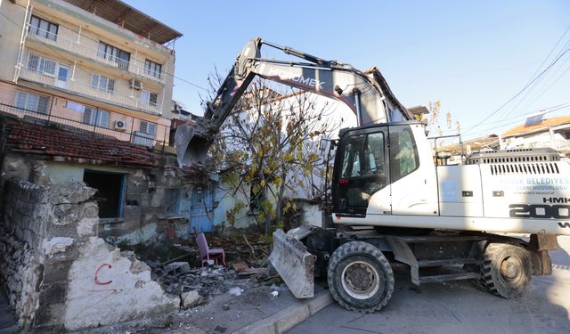 Konak’ta metruk bina yıkımları sürüyor