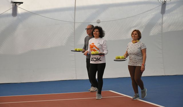 Emekliler file başında: Kuşadası’nda tenis keyfi
