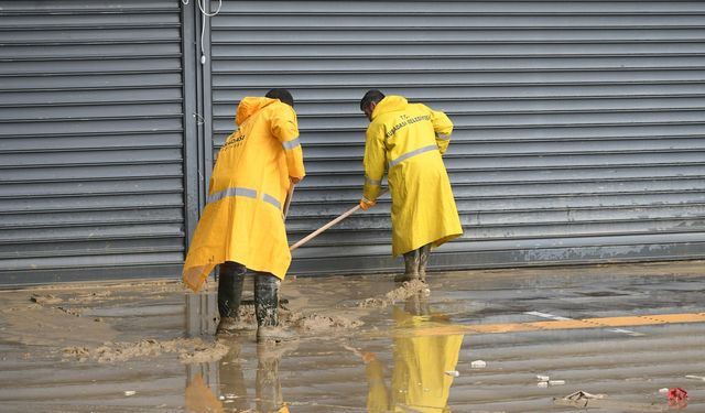Sağanak sonrası Kuşadası Belediyesi görev başında
