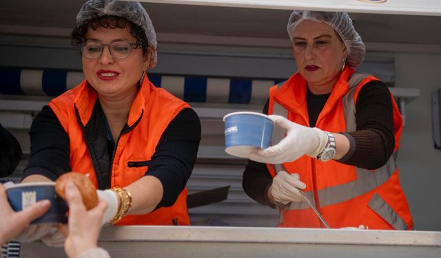 Kuşadası Belediyesi'nden içleri ısıtan sıcak çorba ikramı