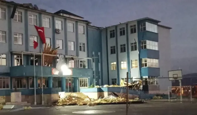 Fırtınanın çatısını uçurduğu okulda eğitime ara verildi