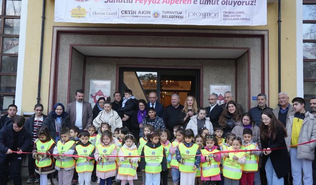 'Sanat İyileştirir' Resim sergisi Açıldı: Çocukların renkleri Feyyaz Alperen'e umut oldu