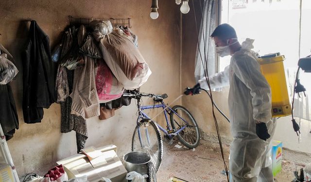 Efeler'de çöp evlerde kapsamlı temizlik çalışması