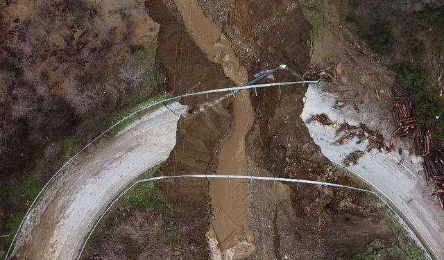 Ödemiş–Turgutlu yolu ikiye böldü!