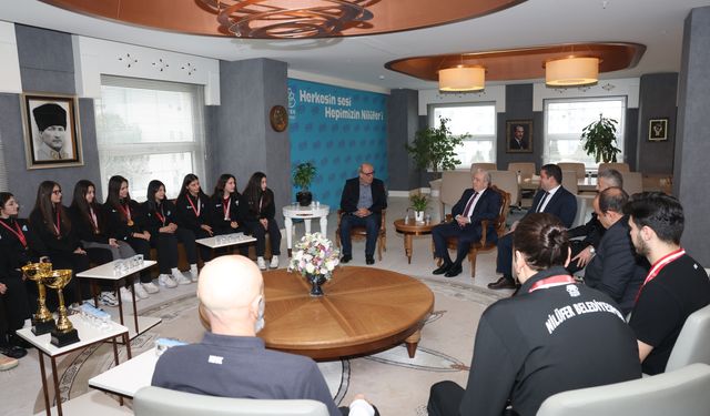 Nilüfer'in şampiyon kızları kupaları Başkan Şadi Özdemir'e getirdi