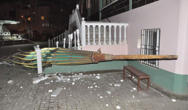 Minarenin külahı koptu, çok sayıda ağaç devrildi