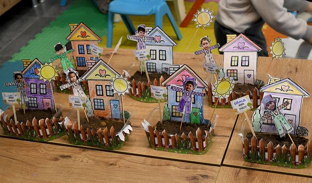 Kuşadası'nda minik eller tasarladıkları evlerin bahçesine tohum ekti