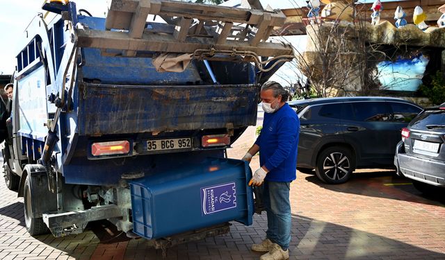 Kuşadası'nda Ege Mahallesi'nden ilk geri dönüştürülebilir atıklar toplandı