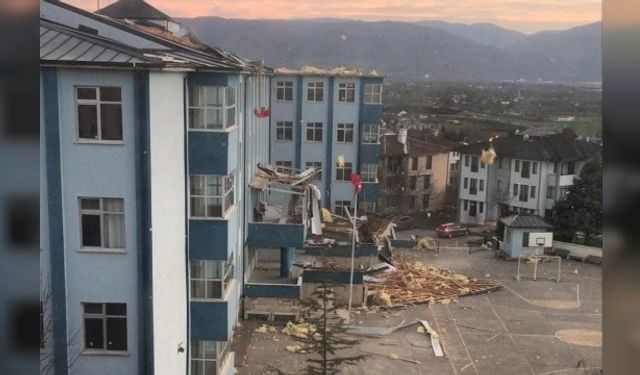 Fırtına eğitim yuvasını vurdu: Lisenin çatısı uçtu