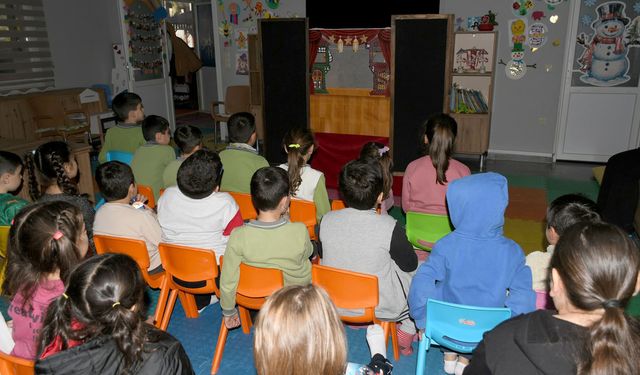 Kuşadası’nda çocuklar için ‘gölge oyunu’ etkinliği