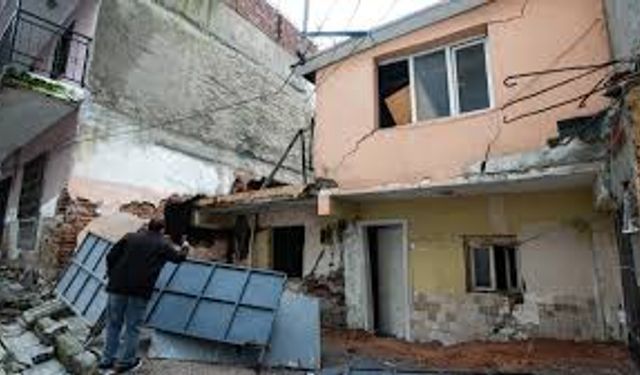 İzmir'de tünel inşaatında evleri zarar gören mahalleliden belediyeye tepki