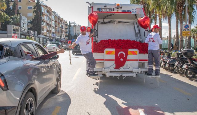 Kuşadası sokaklarında sevgi rüzgarı