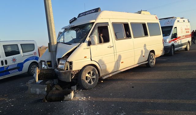 Şanlıurfa’da işçi servisi kaza yaptı: 15 yaralı