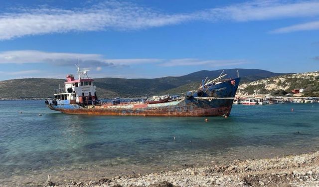 Demircili Koyu’ndaki hurda gemi kaldırılmadı, tepki büyüyor