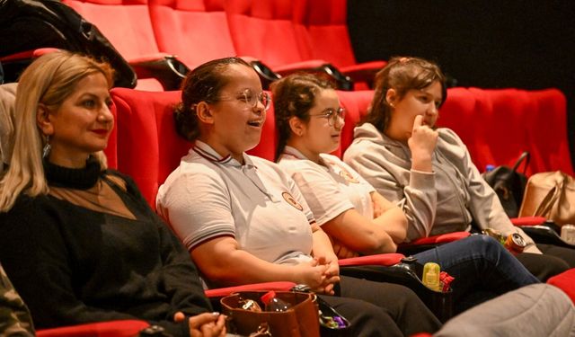 Bornova'da sinema salonu kahkahalarla doldu