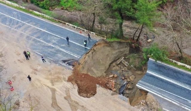 Selçuk-Aydın yolunda sağanak sonrası çökme: Trafik kapandı