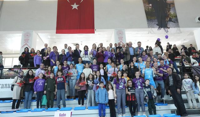 Turgutlu'da sahadan ve tribünlerden tek ses yükseldi: 'Kadına şiddete hayır'