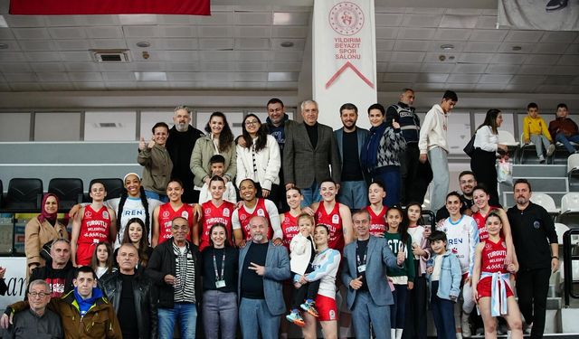 Manisa'nın tek kadın basketbol takımı zirve takibini sürdürüyor
