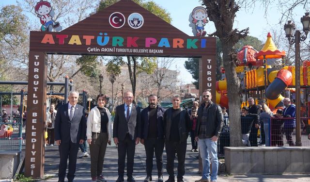 Turgutlu Belediyesi Orta Park'taki oyun grubunu yeniledi