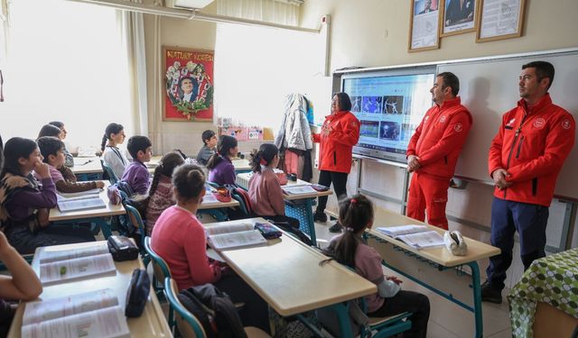 Efeler’den kahramanlarından miniklere afet eğitimi