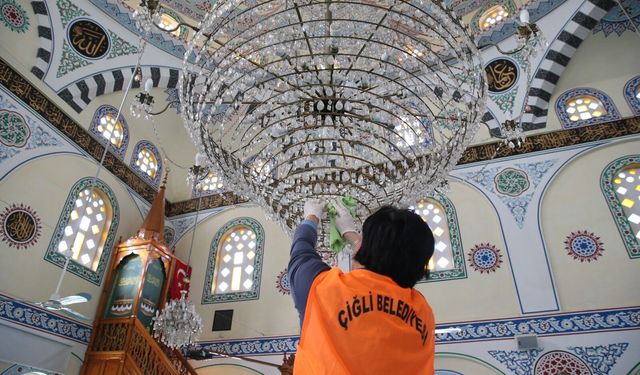 Çiğli'de bayram öncesi cami ve mezarlıklarda kapsamlı temizlik