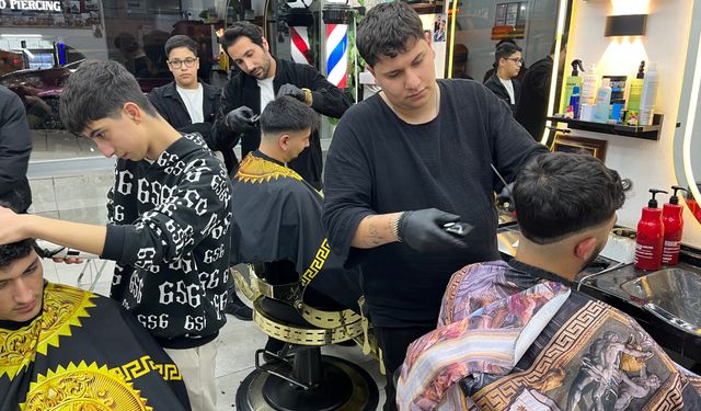 İzmir'de berberler bayram tıraşı için 24 saat mesai yapıyor