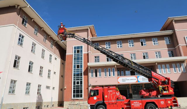 Büyükşehir’den deprem haftası’nda öğrencilere gerçeğini aratmayan tatbikat