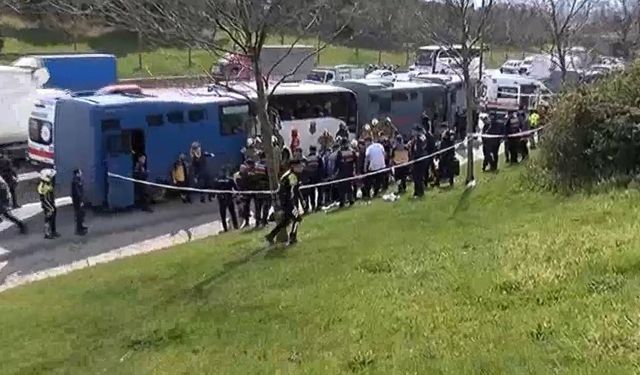 İstanbul’da cezaevi araçları kaza yaptı: 17 yaralı