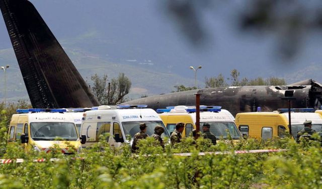 Cezayir’de askeri nakliye uçağı düştü: 2 ölü, 4 yaralı