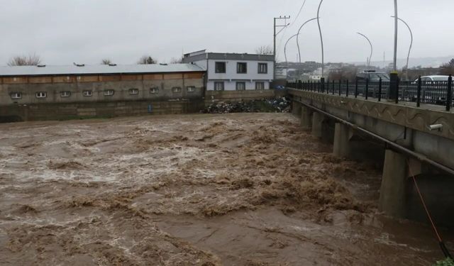 Şiddetli yağış Diyarbakır’ı vurdu!