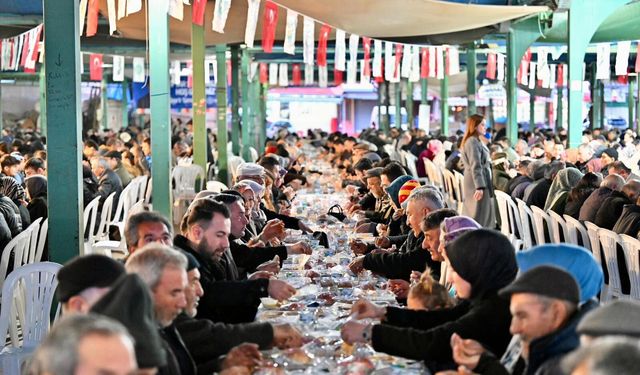 Demirci’deki iftar sofrası birlik ve bereketi aynı sofrada buluşturdu