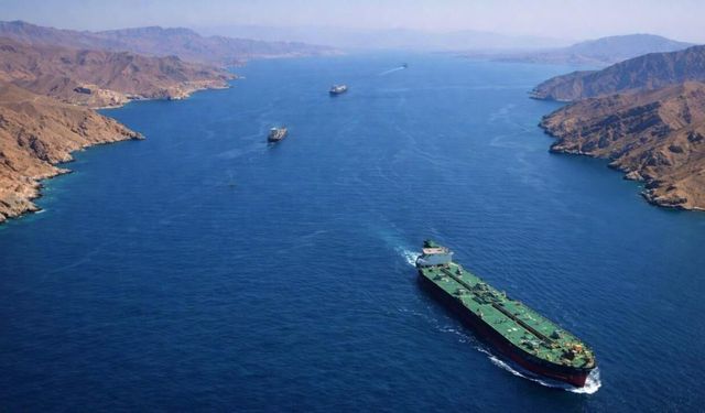 Hürmüz Boğazı'ndan geçen ay 77 gemi geçti