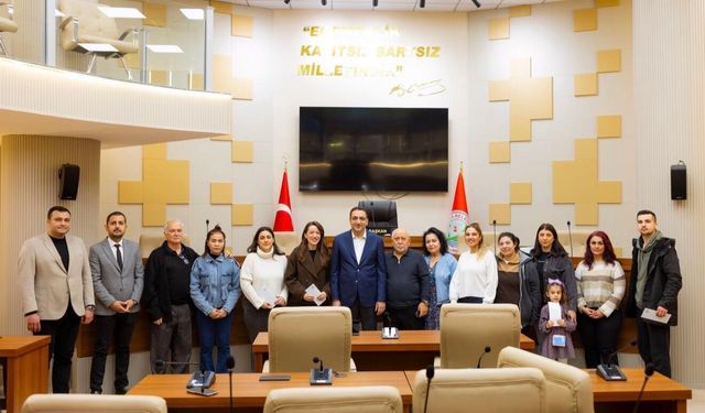 Başkan Yiğit,yeni evlenen çiftlere destek kartlarını teslim etti