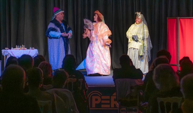 Kuşadası Tiyatro Günleri’nde kahkaha dolu anlar yaşandı