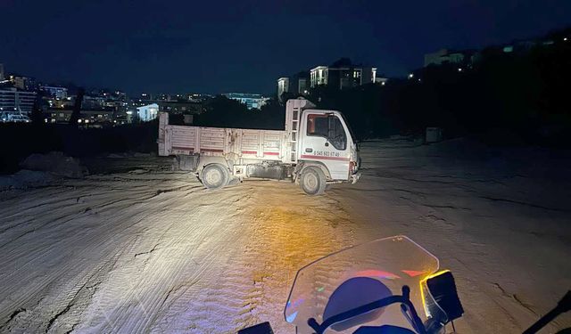 Kuşadası'nda kaçak moloz'a suçüstü