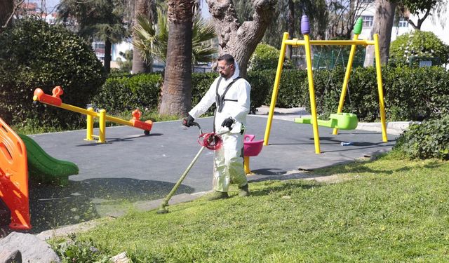 Konak'ın parkları bayramda çiçek gibi