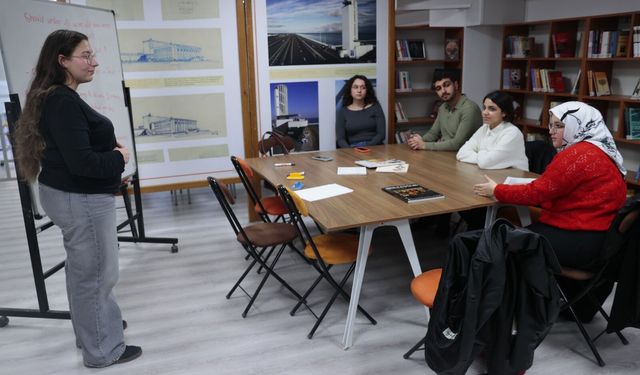 Konak'ta gençler yabancı dilini konuşarak geliştiriyor
